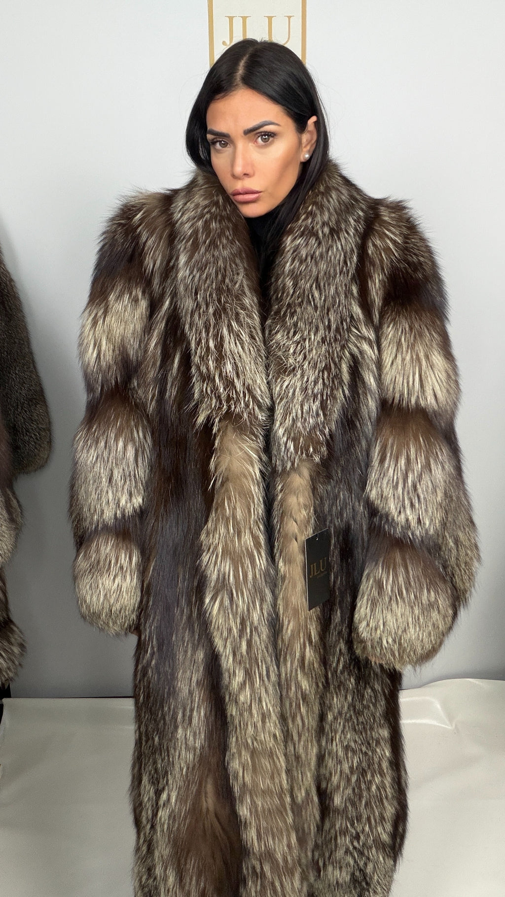 Cappotto in Volpe Argentata con Maniche Mantella – Kyra – dettaglio 5