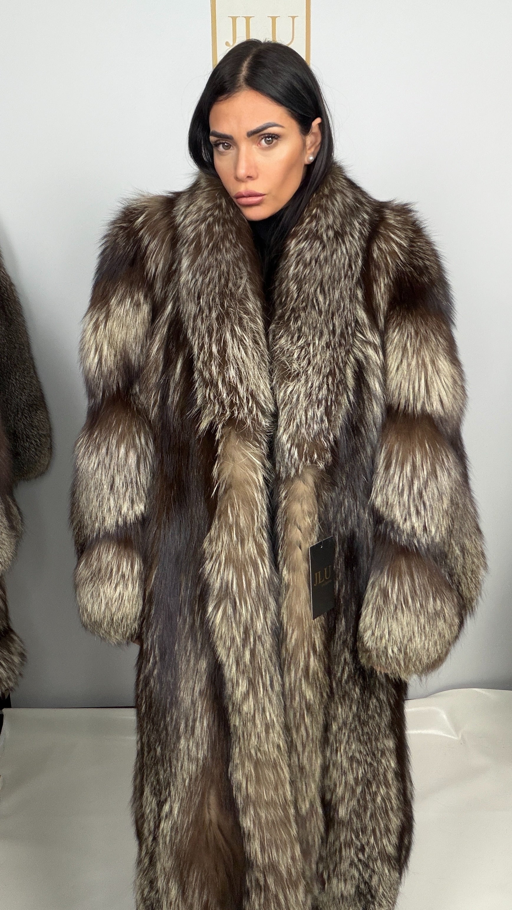 Cappotto in Volpe Argentata con Maniche Mantella – Kyra – dettaglio 5