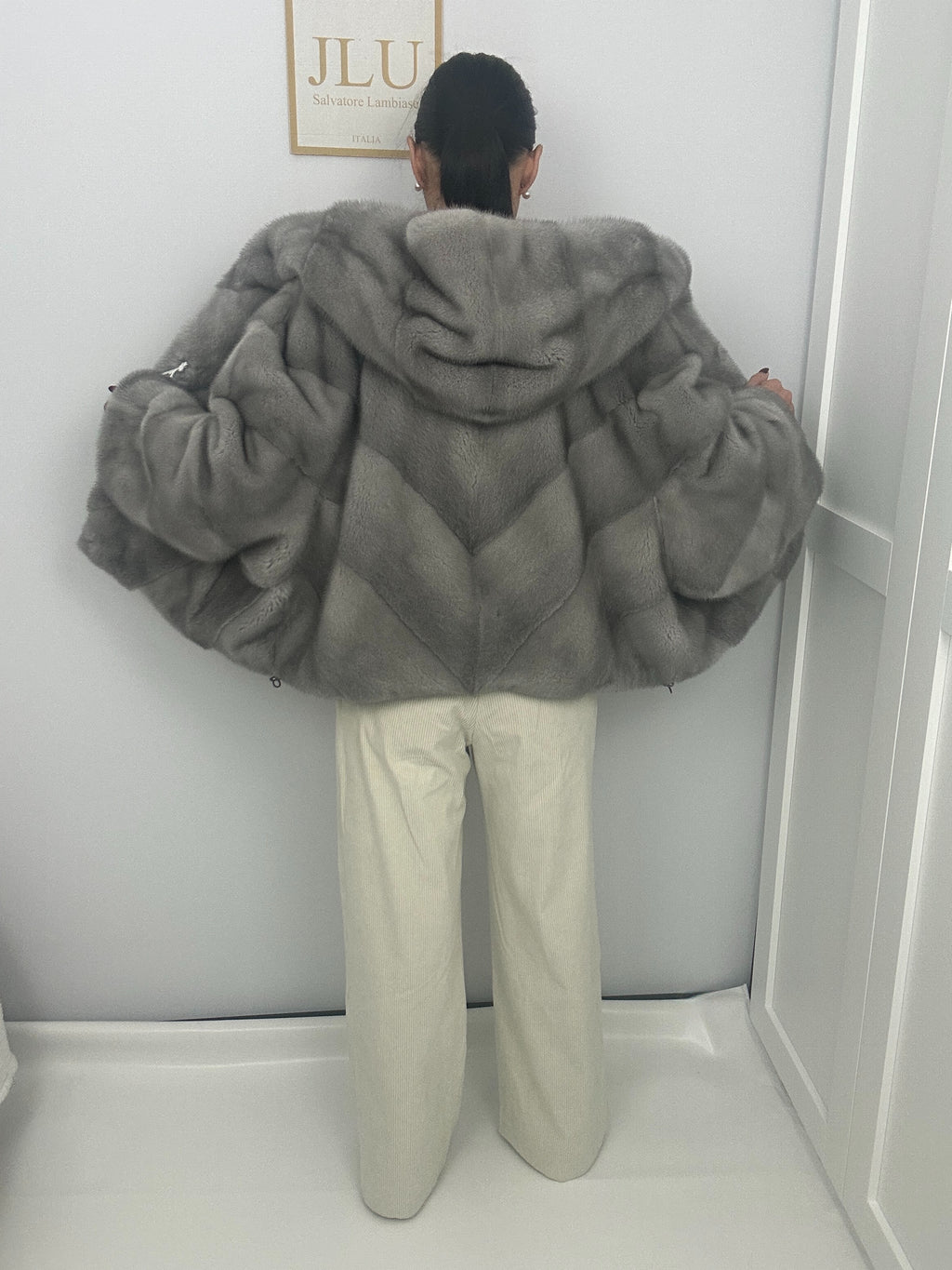 Cappotto in Visone Zaffiro Oversize Lavorazione Diagonale con Cappuccio – dettaglio 5