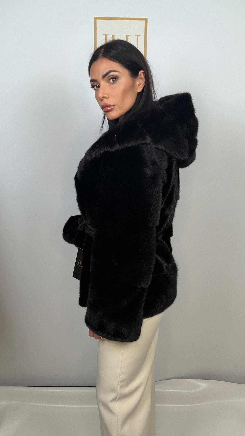 Giacca in Visone Blackglama con Cappuccio Sciallato e Cintura – dettaglio 4