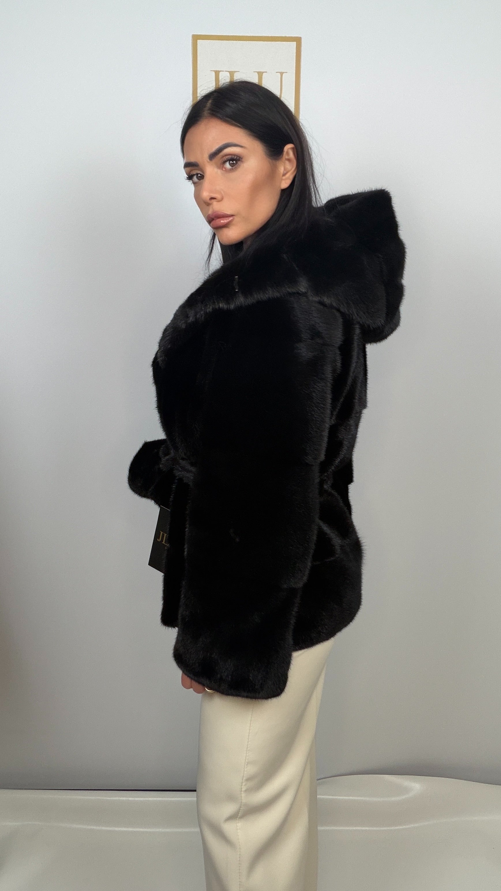 Giacca in Visone Blackglama con Cappuccio Sciallato e Cintura – dettaglio 4