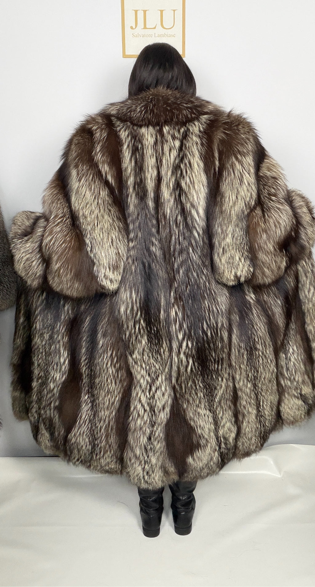 Cappotto in Volpe Argentata con Maniche Mantella – Kyra – dettaglio 7