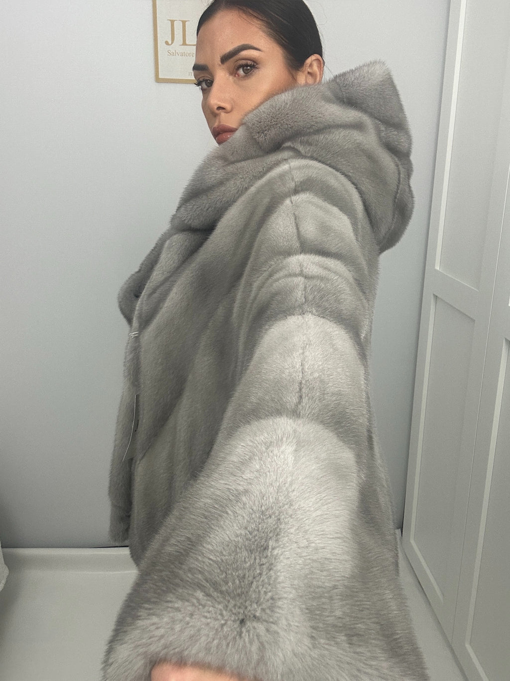 Cappotto in Visone Zaffiro Oversize Lavorazione Diagonale con Cappuccio – dettaglio 4