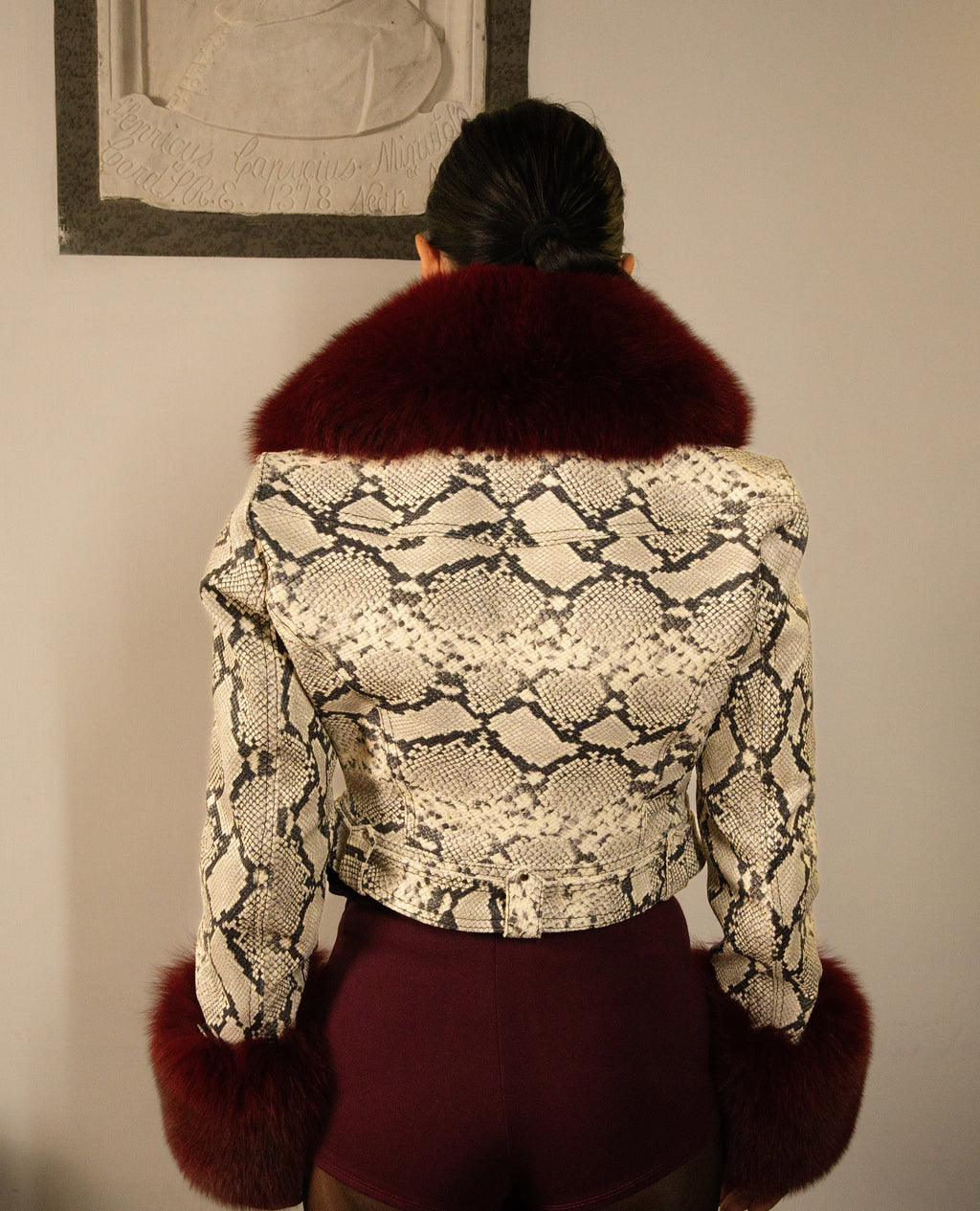 Giacca Crop in Pelle Pitonata con Collo e Bordo in Volpe – dettaglio 4