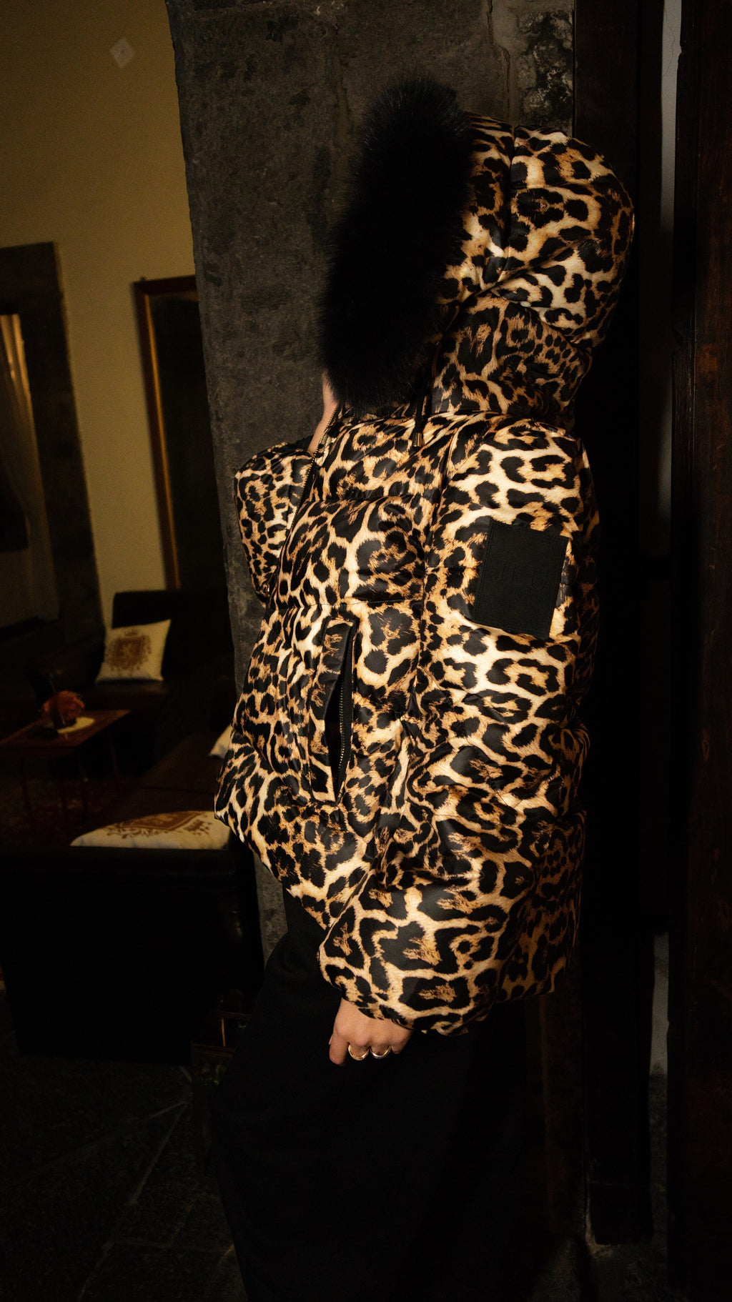 Giacca in Piumino con Cappuccio in Volpe – Fantasia Animalier – dettaglio 3