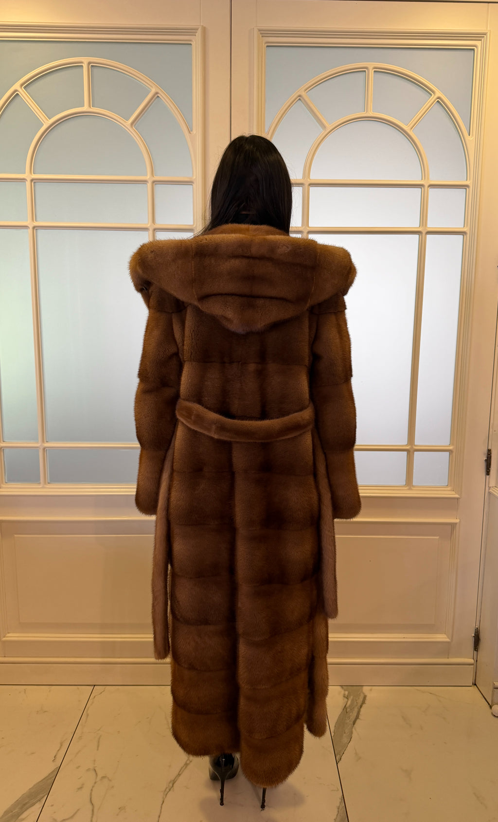 Cappotto in Visone Gold con Cappuccio Sciallato e Cintura – Lavorazione Orizzontale – dettaglio 5
