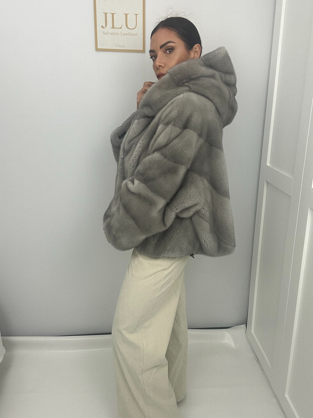 Cappotto in Visone Zaffiro Oversize Lavorazione Diagonale con Cappuccio – dettaglio 3