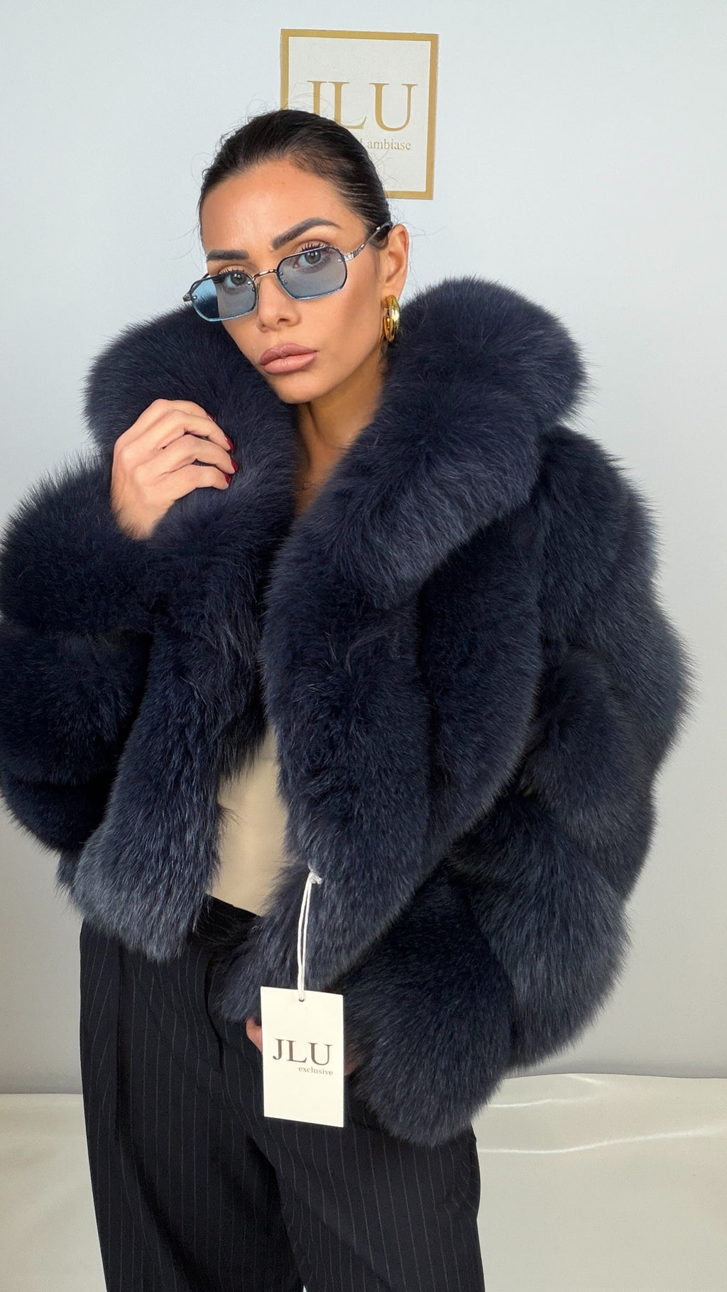 Giacca Crop in Volpe Blu Notte con Collo Sciallato – Pelle Intera – pelliccia di lusso artigianale Made in Italy