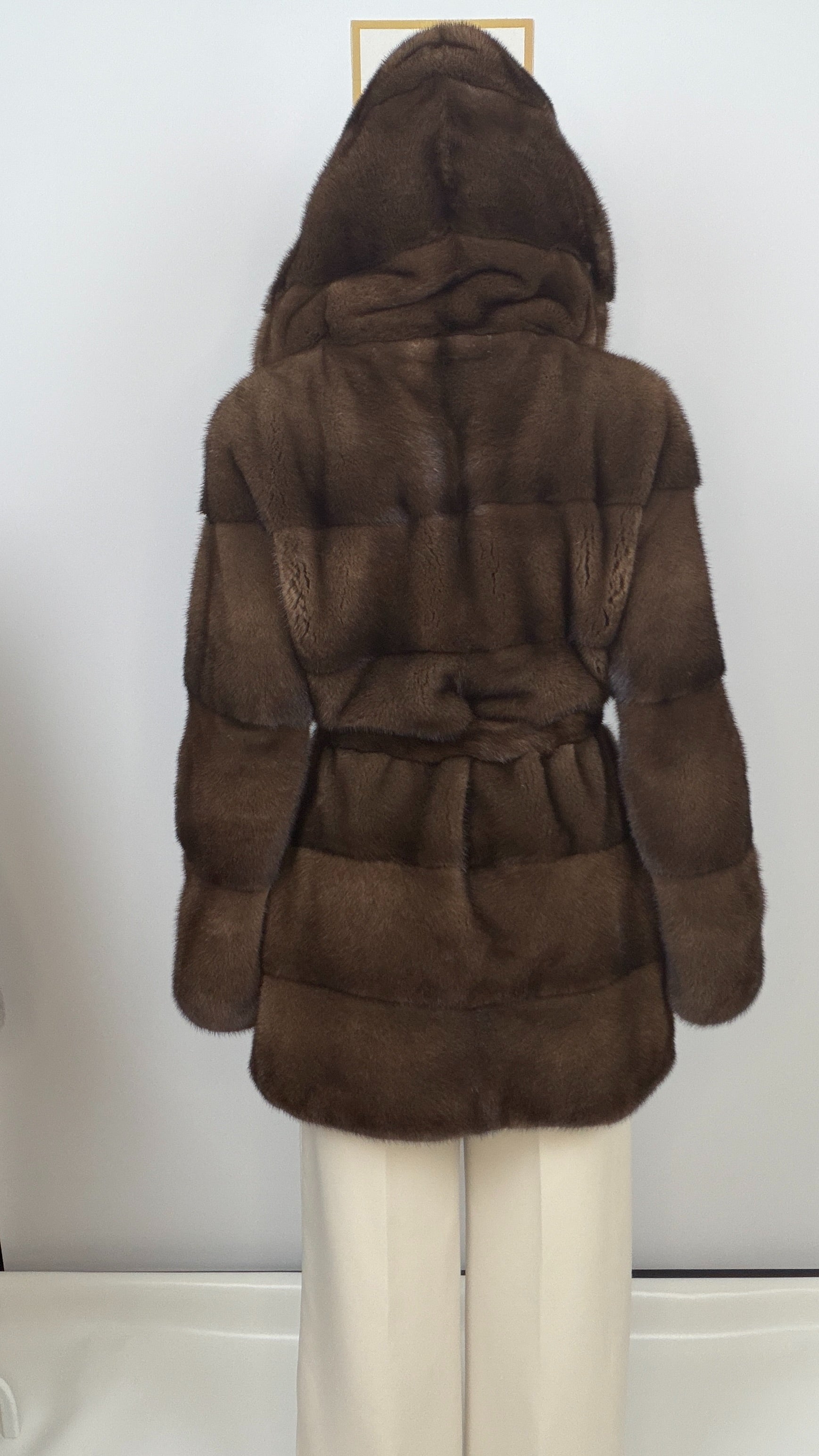Cappottino in Visone Demibuff con Cappuccio e Cintura – dettaglio 6