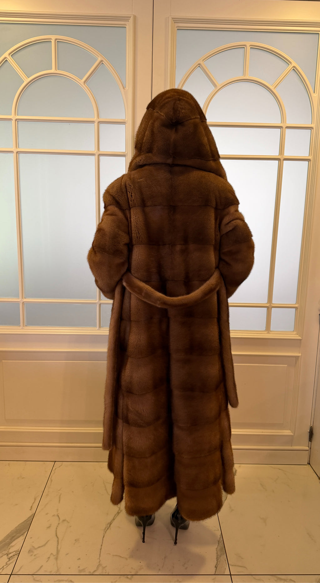 Cappotto in Visone Gold con Cappuccio Sciallato e Cintura – Lavorazione Orizzontale – dettaglio 3