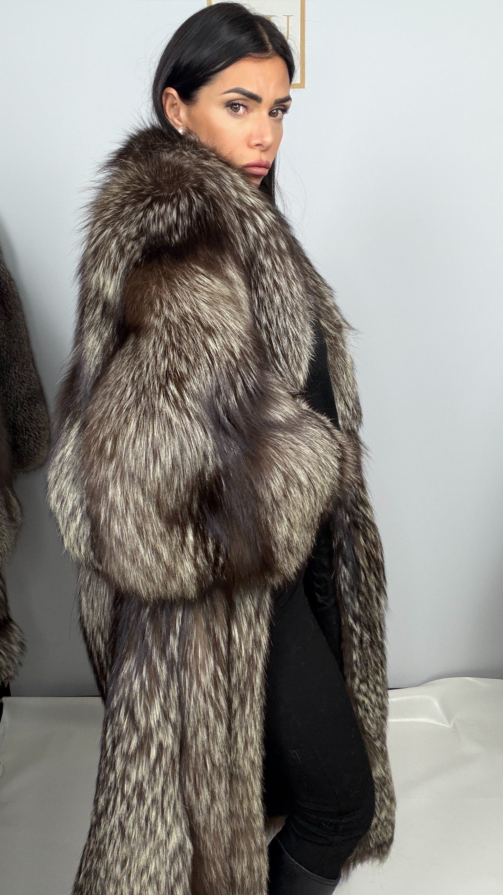 Cappotto in Volpe Argentata con Maniche Mantella – Kyra – dettaglio 3