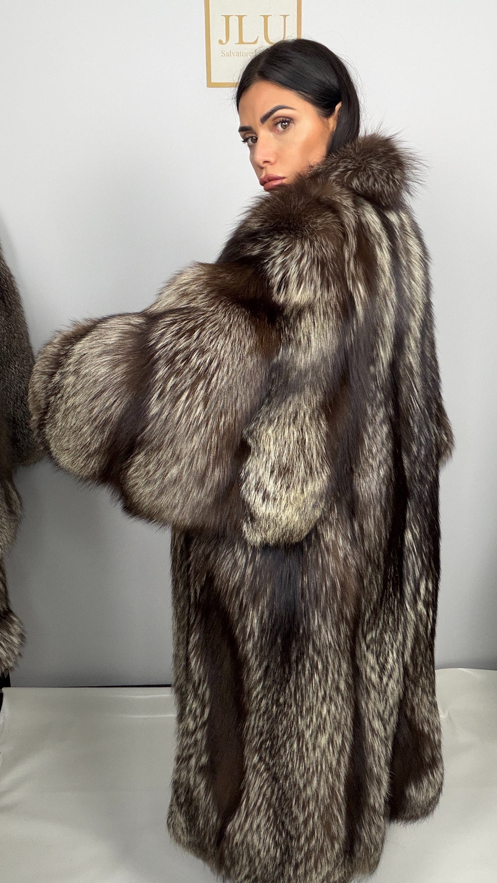Cappotto in Volpe Argentata con Maniche Mantella – Kyra – dettaglio 2