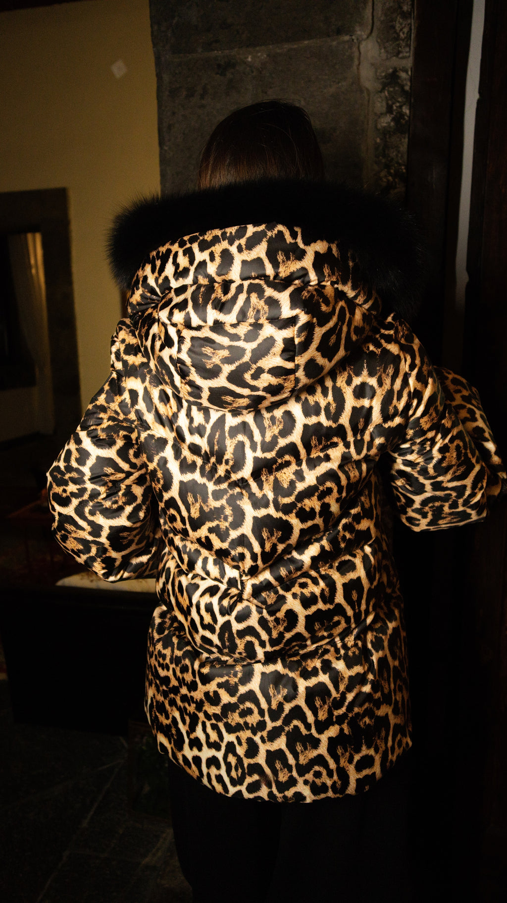 Giacca in Piumino con Cappuccio in Volpe – Fantasia Animalier – dettaglio 4