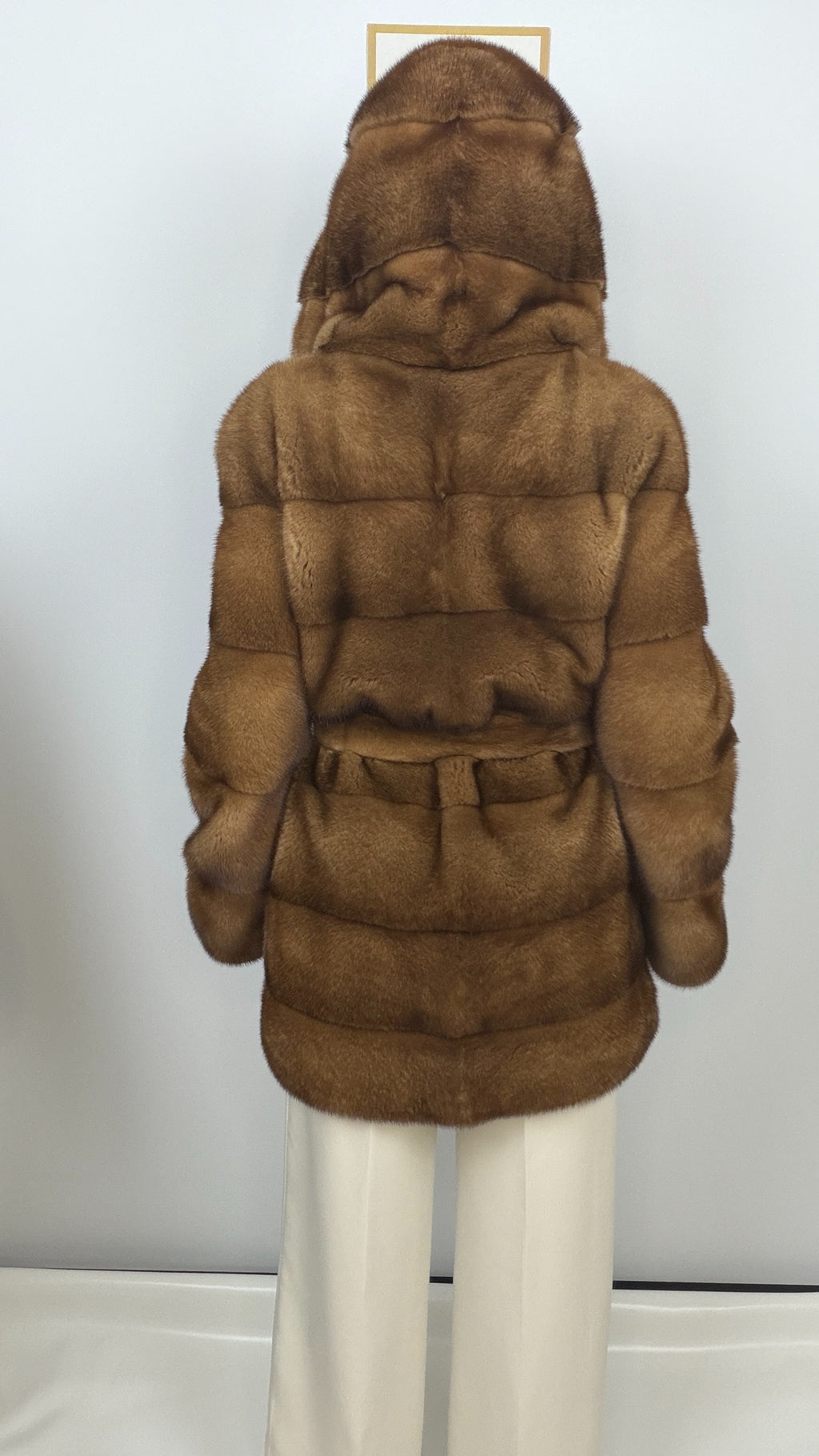 Cappottino in Visone Golden Lavorazione Orizzontale con Cintura – dettaglio 5