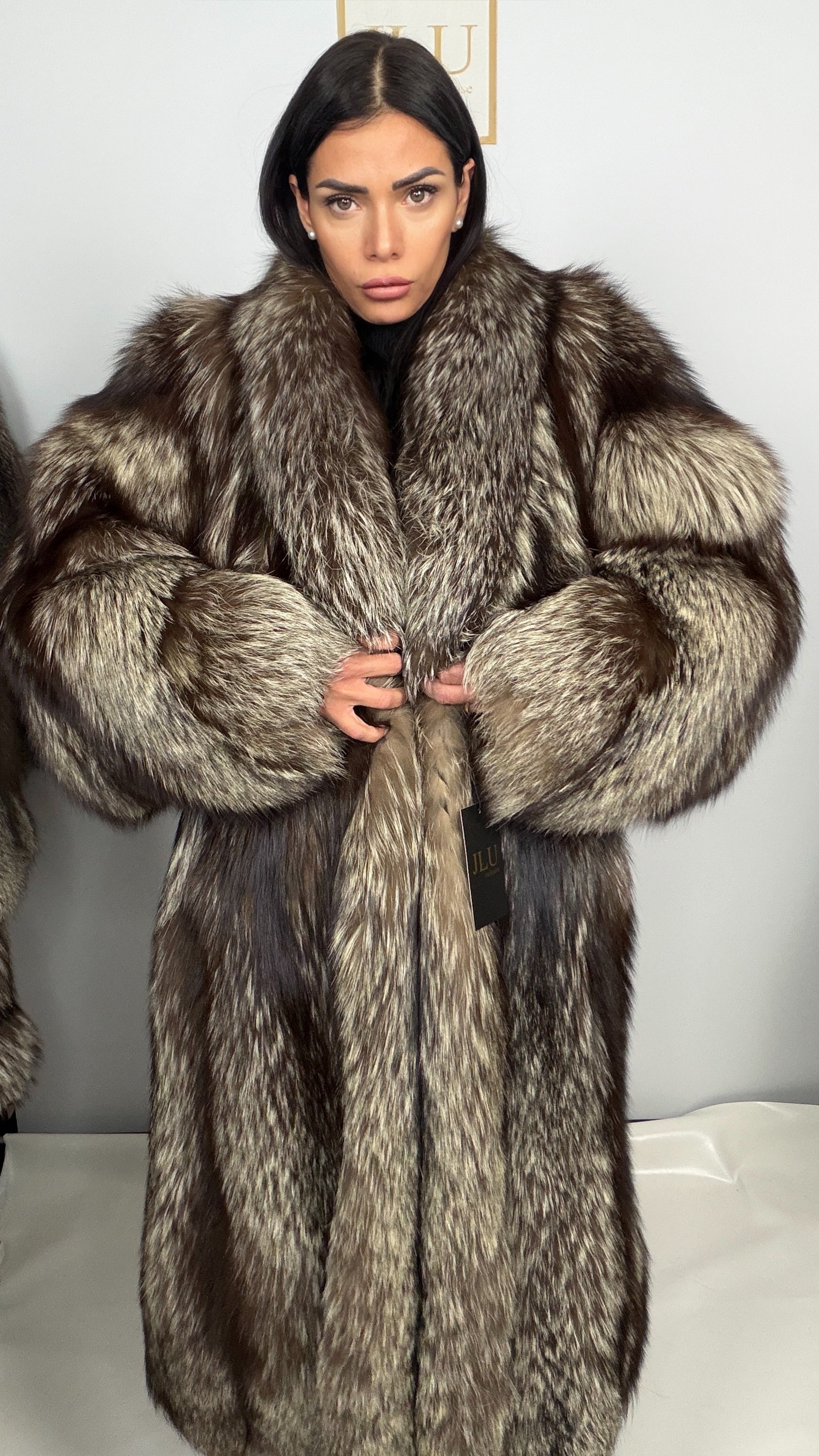 Cappotto in Volpe Argentata con Maniche Mantella – Kyra – pelliccia di lusso artigianale Made in Italy