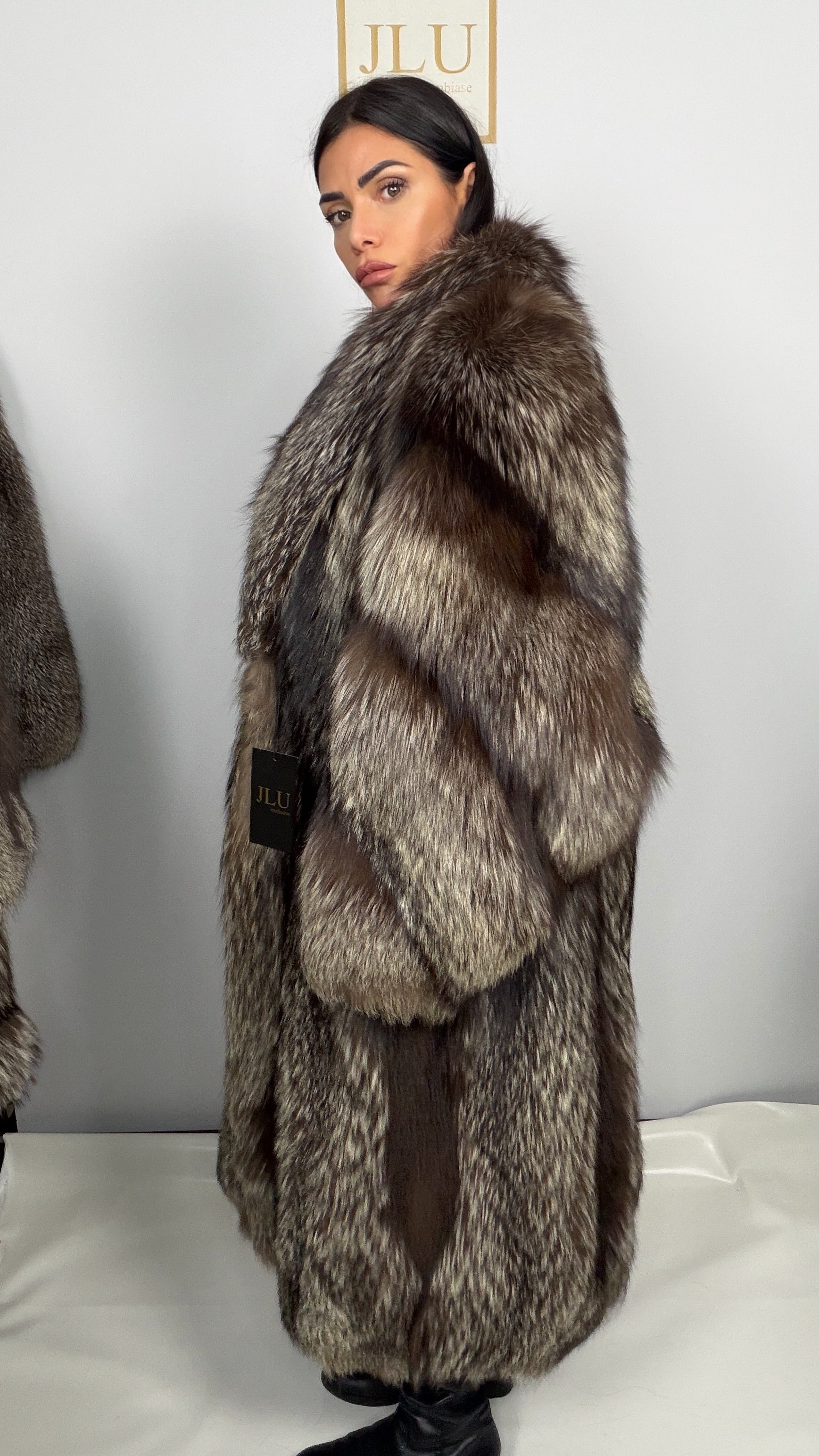 Cappotto in Volpe Argentata con Maniche Mantella – Kyra – dettaglio 4