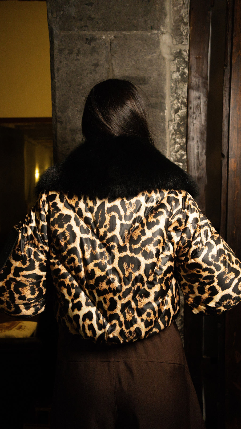Piumino Crop in Piuma d'Oca Animalier con Bordo in Volpe – dettaglio 5