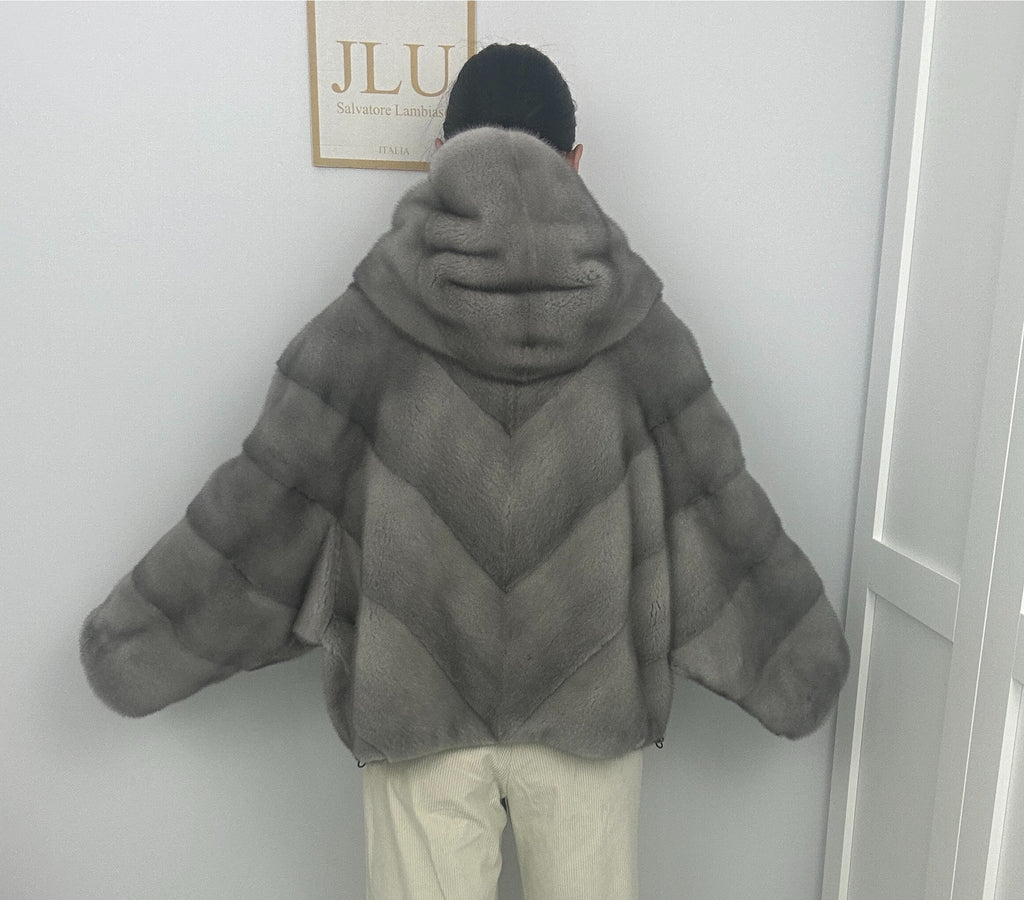 Cappotto in Visone Zaffiro Oversize Lavorazione Diagonale con Cappuccio – dettaglio 6