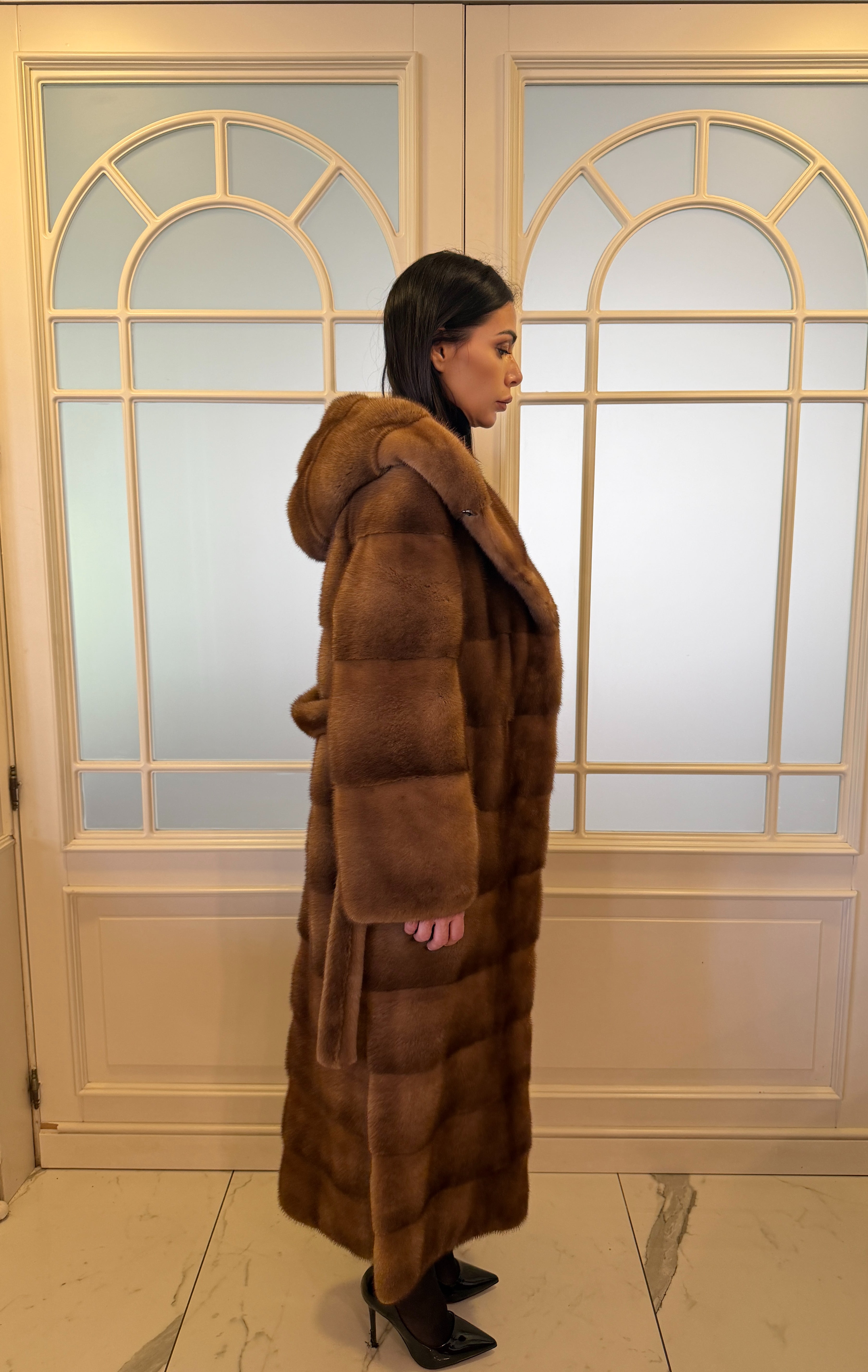 Cappotto in Visone Gold con Cappuccio Sciallato e Cintura – Lavorazione Orizzontale – dettaglio 2