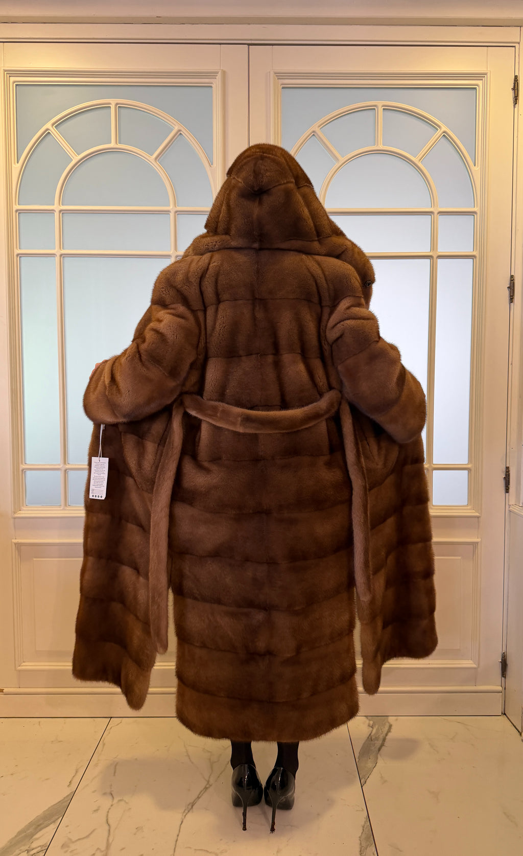 Cappotto in Visone Gold con Cappuccio Sciallato e Cintura – Lavorazione Orizzontale – dettaglio 4